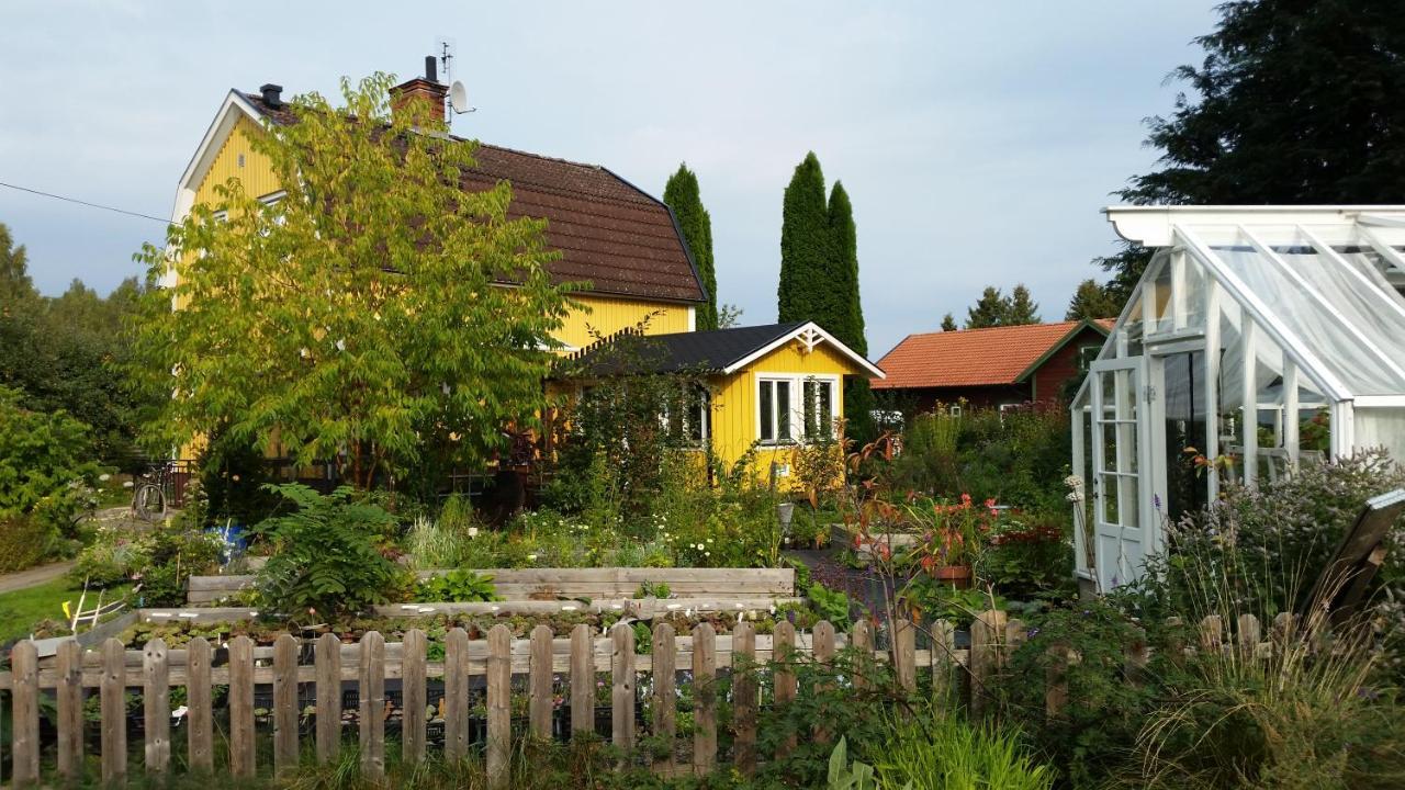 Perenner Pa Bakgarden Panzió Motala Kültér fotó